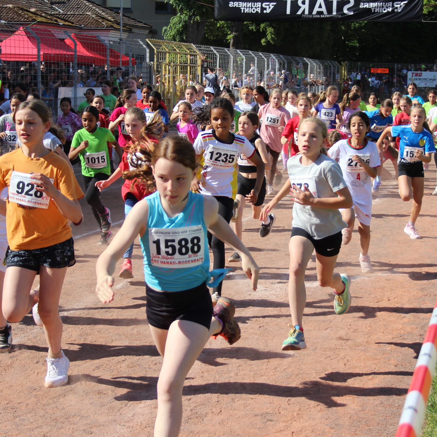50 Jahre SSC Hanau-Rodenbach, 22 Jahre Hanauer Meisterschaften der Schulen im 1000-Meter-Stadioncross – ein Lauffest für alle Kinder und Jugendlichen, Lehrer und Ehrengäste im Herbert-Dröse-Stadion!  Danke an alle Helfer und Unterstützer dieser Großveranstaltung!