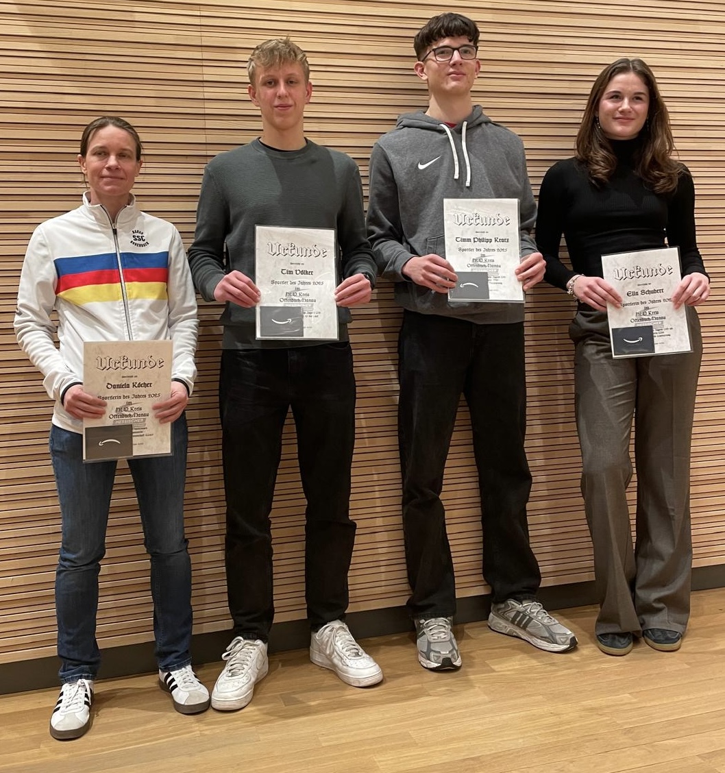Die Sportler des Jahres für den Kreis Offenbach-Hanau heißen vom SSC Hanau-Rodenbach: Daniela Köcher (links, Frauen), Sebastian Hauf (Männer/erkrankt), Michael Völker (2.von links, U18) und Tristan Kaufhold (U20).