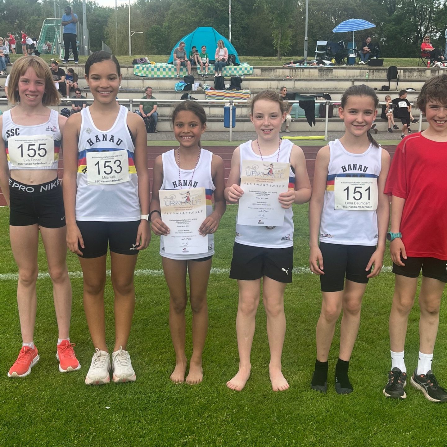 Eva Opper läuft 800 Meter in 2:25,20 Minuten