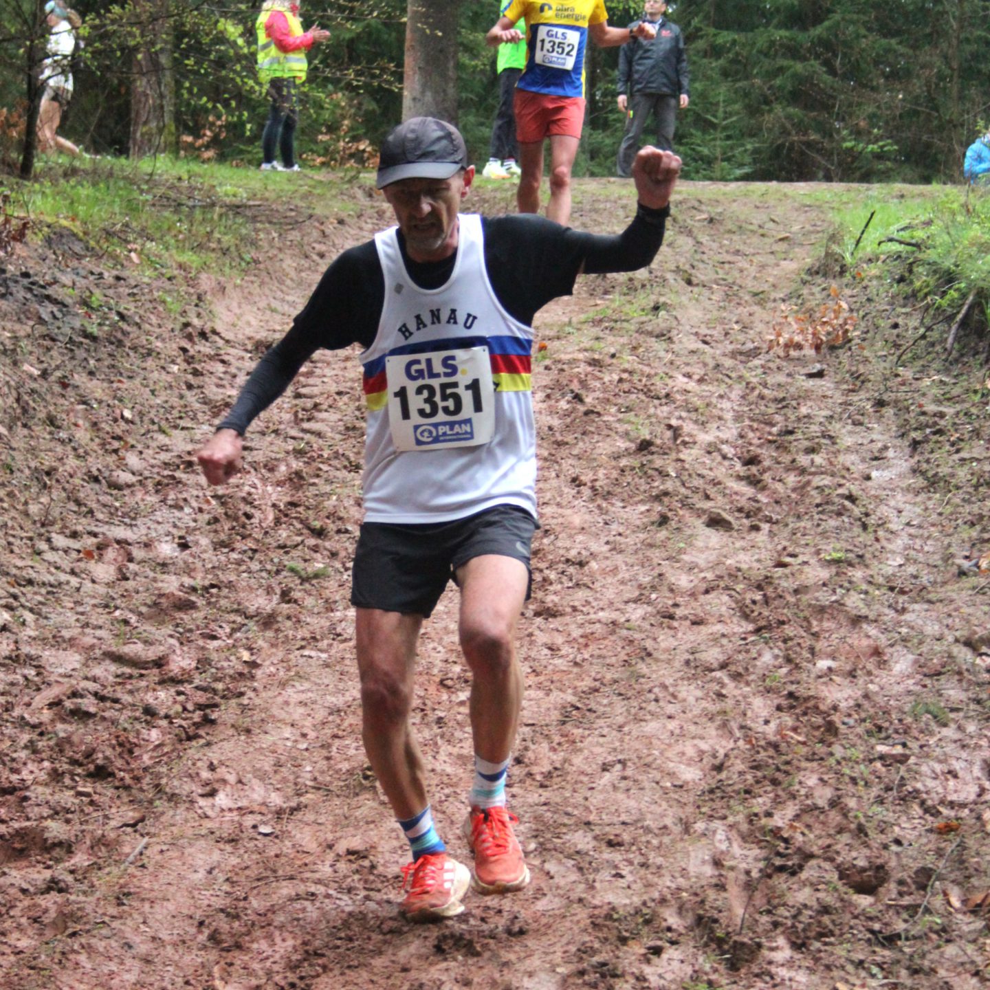 Markus Riefer siegt beim Rennsteig-Halbmarathon